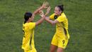 Australia tak menyerah begitu saja. Pada menit ke-54, Caitlin Foord (kanan) mampu lesatkan gol lewat tandukan kepalanya. Adrianna Franch telat merespon sehingga membuat bola harus bersarang di gawangnya. (Foto: AP/Kiichiro Sato)
