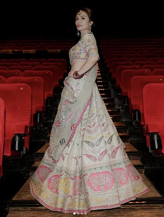Masayu Anastasia tampil dengan busana India kala hadiri premiere film yang dibintanginya. [Foto: Instagram/ Masayu Anastasia]