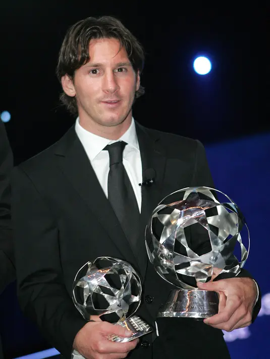 Penyerang Argentina Lionel Messi berpose memegang pemain terbaik UEFA 2008/2009 dan trofi penyerang terbaik UEFA 2008/2009 selama pengundian Liga Champions 2009/2010, pada 27 Agustus 2009 di Monaco. (AFP FOTO STEPHANE DANNA)