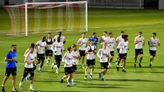 Para pemain Valencia melakukan pemanasan saat sesi latihan di King Abdullah Sport City di kota pelabuhan Arab Saudi, Jeddah (7/1/2020). Valencia akan bertanding melawan Real Madrid pada semifinal Piala Super Spanyol pada Kamis (9/1/2020) dini hari WIB. (AFP/Giuseppe Cacace)