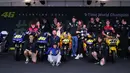 Sesi nostalgia pembalap Italia ini diakhiri dengan foto bersama sembilan motornya. Pembalap gaek MotoGP Valentino Rossi akan menjalani seri terakhirnya sebelum pensiun di MotoGP Valencia 2021. (AFP/Jose Jordan)