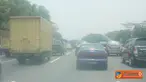 Kemacetan terjadi di Tol Jagorawi sebelum pintu tol Cibubur, Selasa (27/9). Hal ini terjadi karena ada penyempitan jalan oleh dinas PU.