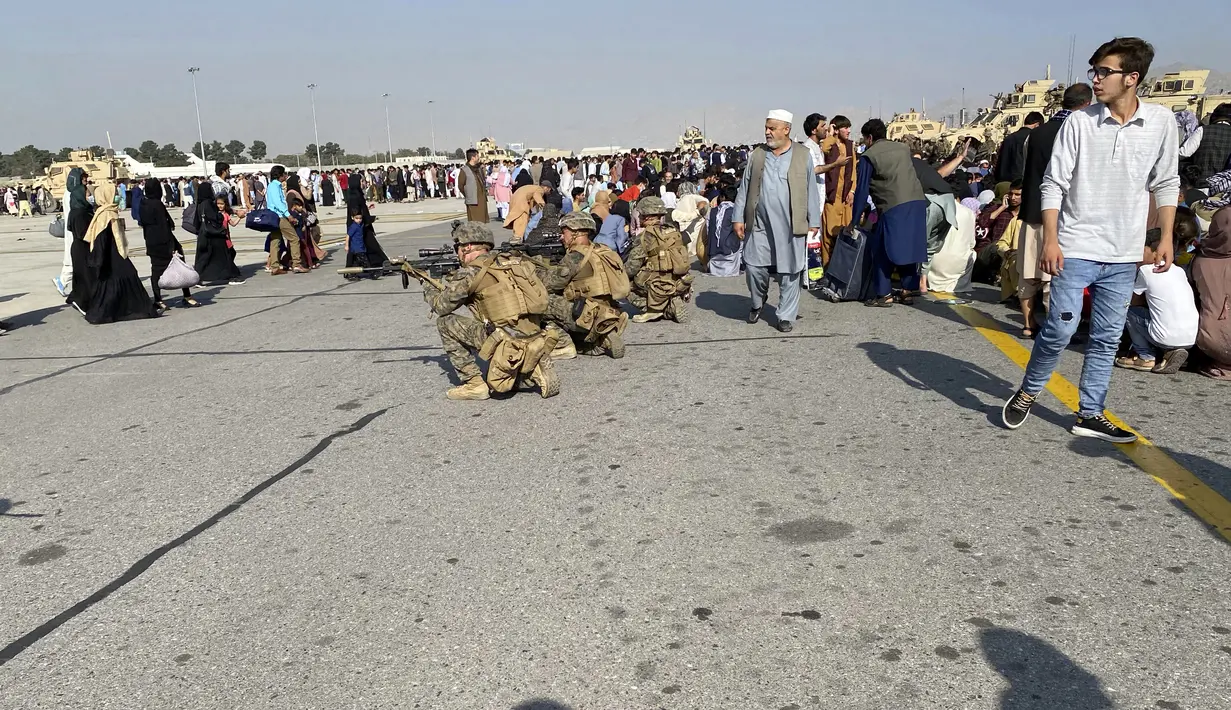 Tentara AS mengambil posisi untuk menjaga di sepanjang perimeter di bandara internasional di Kabul, Afghanistan (16/8/2021). Militer dan pejabat AS fokus di bandara Kabul, di mana ribuan warga Afghanistan terjebak oleh Taliban tiba-tiba. (AP Photo/Shekib Rahmani)