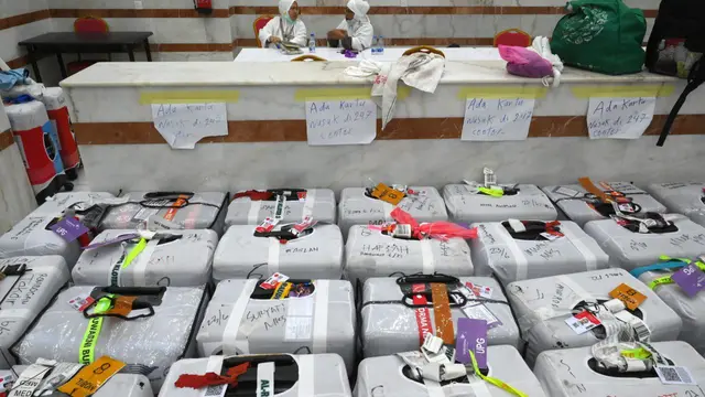Jemaah tidak lagi menimbang koper kabin mereka. Tapi, mereka bisa merapikan kembali koper kabin mereka mengingat berat maksimal koper kabin adalah tujuh kilogram per jemaah. (Dok. MCH 2025)