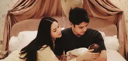 Alih-alih menggelar pesta besar, pasangan ini memilih perayaan yang terasa personal. Dekorasi kamar dipenuhi sentuhan warna blush pink dan krem yang lembut.  [@alyssadaguise].