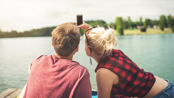 Pajang Foto Berdua Pacar di Media Sosial? Kenapa Nggak?