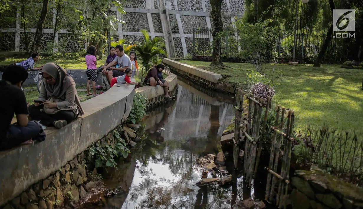 Sejumlah warga berekreasi di Taman Tabebuya, Jagakarsa, Jakarta, Kamis (14/3). Dinas Kehutanan DKI Jakarta menganggarkan Rp 130 miliar untuk membangun 53 Taman Maju Bersama (TMB) di tahun 2019. (Liputan6.com/Faizal Fanani)