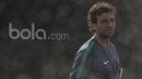 Pelatih Timnas Indonesia, Luis Milla, mengamati latihan anak asuhnya. Rencananya Timnas U-22 akan melakoni laga uji coba melawan Persija Jakarta pada Rabu (5/4/2017) mendatang. (Bola.com/Vitalis Yogi Trisna)