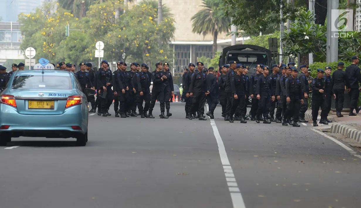 Petugas Brimob melakukan pengamanan di sekitar Gedung Mahkamah Konstitusi, Jakarta, Jumat (14/6/2019). Sebanyak 48 ribu personel termasuk personel Pemprov DKI Jakarta diterjunkan untuk mengawal jalannya sidang perdana sengketa Pilpres 2019. (merdeka.com/Imam Buhori)