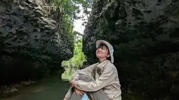 Perjalanannya menuju Rammang-rammang ini ia mulai dari jam 3 pagi dari Makassar. Namun saat sampai di lokasi, rasa lelah usai mendaki gunung ini terbayar dengan pemandangan yang indah dan menakjubkan ini. Selain Raline Shah, sudah ada beberapa selebriti yang mengunjungi tempat ini termasuk Luna Maya. (Liputan6.com/IG/@ralineshah)