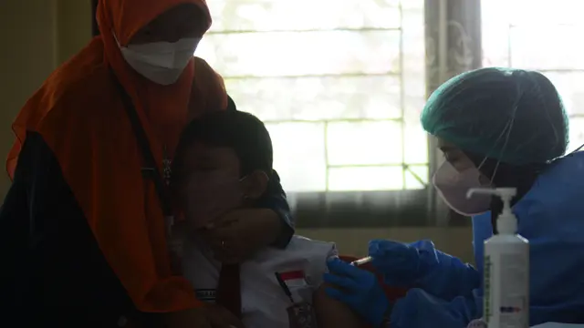 Anak-Anak SD di Jakarta Timur Jalani Vaksinasi COVID-19