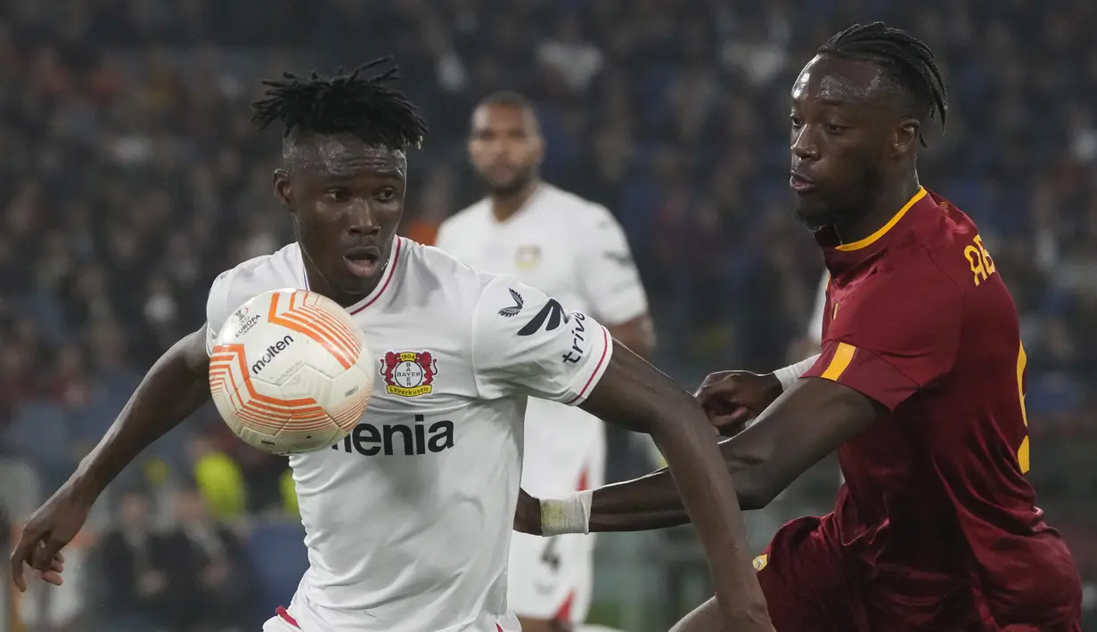 Penyerang AS Roma Tammy Abraham berebut bola dengan bek Bayer Leverkusen Odilon pada leg pertama semifinal Liga Europa 2022/2023 di Olimpico, Jumat (12/5/2023) dini hari WIB. (AP Photo/Gregorio Borgia)