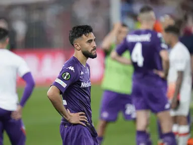 Pemain Fiorentina, Nicolas Gonzalez berdiri usai pertandingan melawan West Ham pada final UEFA Europa Conference League di Eden Arena di Praha, Rabu, 7 Juni 2023. (AP Photo/Darko Bandic)