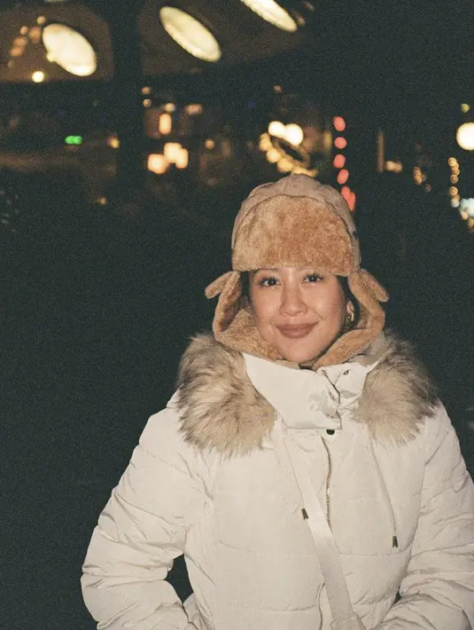 Gaya fashionnya begitu memukau dengan parka yang jadi key fashion-nya.  [Foto: Instagram/ Sherina]