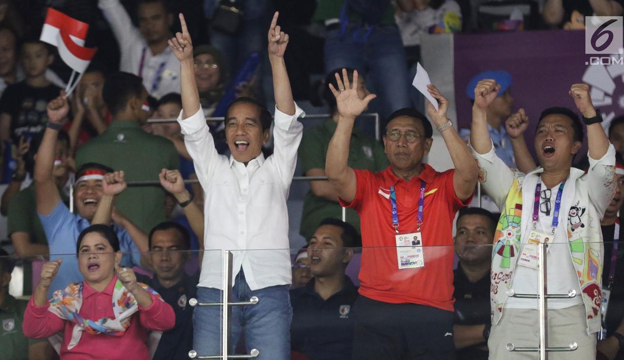 Presiden Joko Widodo bersama Ibu Iriana saat menyaksikan laga Final Bulutangkis Beregu Putra Asian Games 2018 antara Indonesia melawan China di Jakarta,Rabu (22/8). (Liputan6.com/Helmi Fithriansyah)