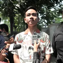 Putra Presiden Joko Widodo, Gibran Rakabuming Raka didampingi Sekjen PDI Perjuangan Hasto Kristiyanto memberikan keterangan kepadaa awak media usai melakukan pertemuan dengan Ketum PDIP Megawati Soekarnoputri di Jalan Teuku Umar, Jakarta, Kamis (24/10/2019). (merdeka.com/Iqbal Nugroho)