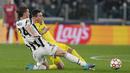 Bek Juventus, Daniele Rugani (kiri) berebut bola dengan pemain Villarreal, Giovani Lo Celso pada pertandingan leg kedua babak 16 besar Liga Champions di Allianz Stadium, Turi, Italia, Kamis (17/3/2022).  Juventus kalah atas Villarreal 0-3. (AP Photo/Antonio Calanni)