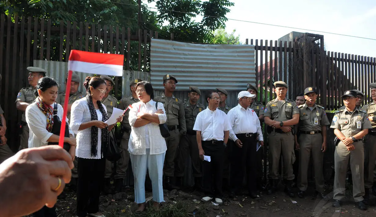 Jemaat GKI Yasmin Bogor gagal melakukan ibadah di Gereja Kristen Indonesia, Bogor (25/12/2014). (Liputan6.com/Herman Zakharia)