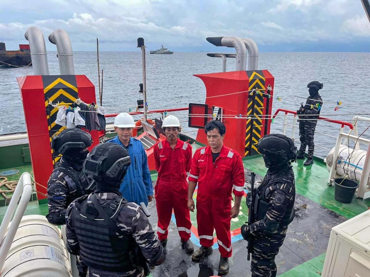 Prajurit TNI AL saat mengamankan dua kapal pengangkut nikel yang terindikasi melakukan sejumlah pelanggaran di Perairan Mandiodo, Konawe Utara, Sulawesi Tenggara, Selasa (25/11/2025 ).