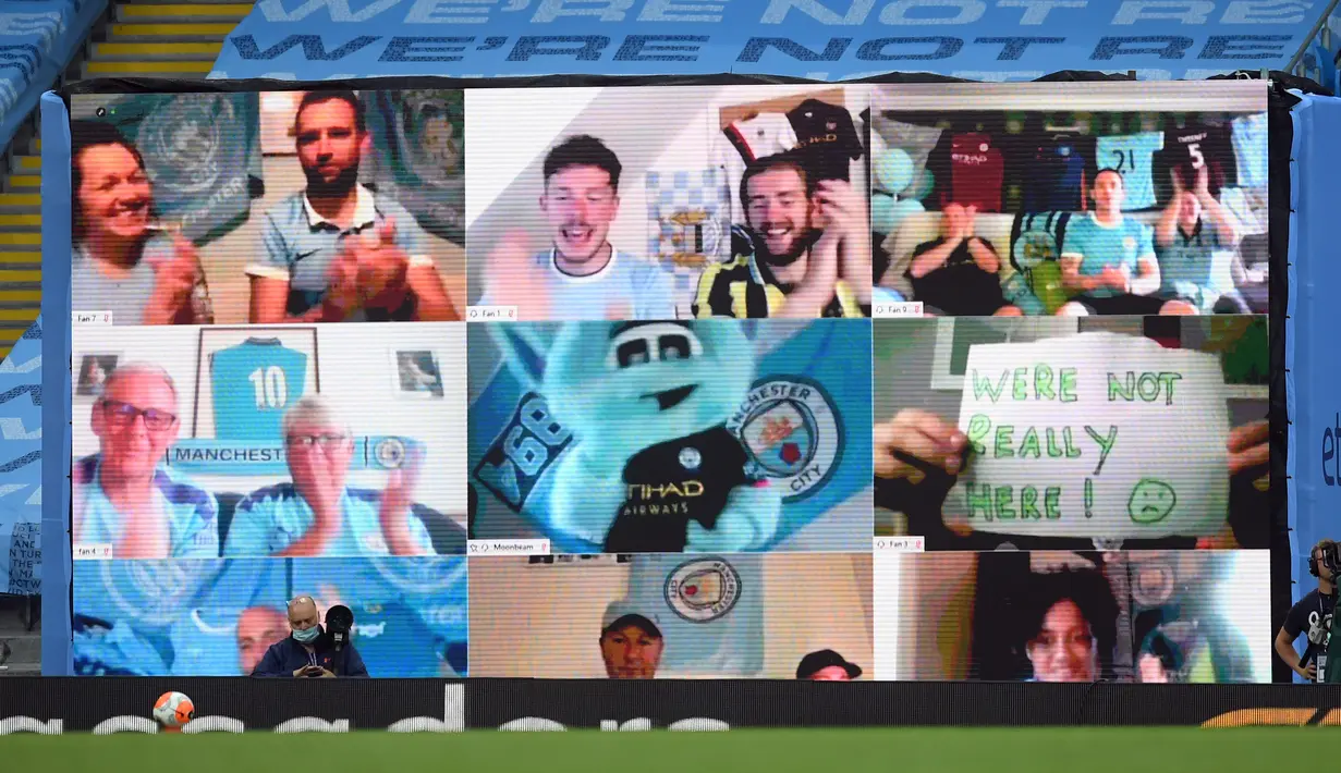 Pendukung Manchester City mendukung timnya saat pertandingan melawan Burnley pada lanjutan Liga Inggris di Stadion Etihad di Manchester, Inggris (22/6/2020). City menang telak 5-0 atas Burnley.  (Michael Regan/POOL/AFP)
