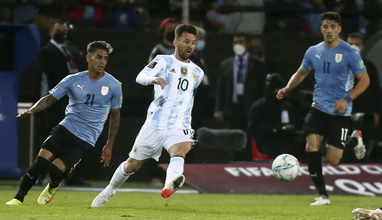 Argentina berusaha menambah daya dobrak lini depannya di 15 menit sisa pertandingan dengan memasukkan Lionel Messi. Namun hingga akhir laga, keunggulan 1-0 Argentina tak berubah. (AP/Pool/Ernesto Ryan)