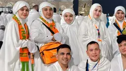 Dalam unggahan di media sosial, Ayu menyampaikan rasa syukur atas kelancaran ibadah umrohnya. Ia berharap doa-doa mereka di Tanah Suci dapat dikabulkan oleh Allah SWT. (Liputan6.com/IG/@ayutingting92)