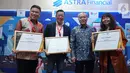 Direktur PT Astra International Tbk, Director in Charge Astra Financial Suparno Dasmin (kedua kanan) foto bersama dengan penerima penghargaan Marketeer of The Year Award 2019 di Jakarta, Rabu (4/12/2019). Grup Astra dianugerahi sebagai The Best Industry Marketing Champion 2019.(Liputan6.com/HO/Eko)