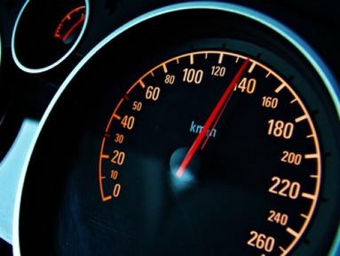 Perhatikan kecepatan kala berkendara. Jangan sampai terlalu cepat karena berpotensi bahaya ketika ada situasi yang terjadi secara tiba-tiba, seperti mobil rem mendadak, lubang di jalan, kendaraan memotong lajur, dan lainnya. Lebih baik berkendara sesuai batas kecepatan maksimum atau sampai batas toleransi yaitu 120 km/h. (Source: shutterstock.com)