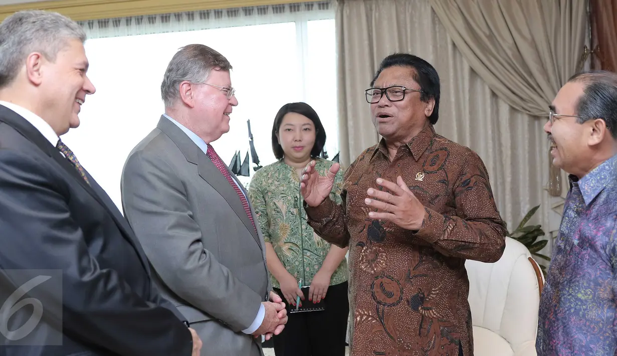 Wakil Ketua MPR Oesman Sapta (kedua kanan) saat menerima Kunjungan Duta Besar Brasil untuk Indonesia Rubem Antonio Correa Barbosa (jas abu abu) di ruang Pimpinan Komplek Parlemen Senayan, Jakarta, Senin (28/3). (Liputan6.com/Angga Yuniar)