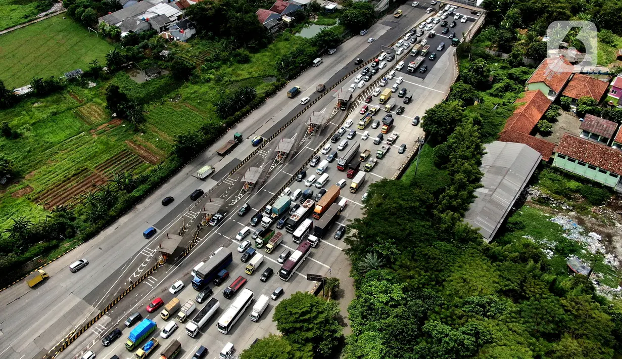 <p>Pantauan udara kemacetan di gerbang masuk tol Cikupa, Tangerang, Banten, Kamis (28/4/2022). Memasuki H-4 Hari Raya Idulfitri 1443 H atau Lebaran 2022, kendaraan pemudik dengan menggunakan kendaraan pribadi mengular di pintu tol Cikupa arah Merak. Kemacetan terjadi kurang lebih hingga dua km meter. (Liputan6.com/Angga Yuniar)</p>
<p> </p>