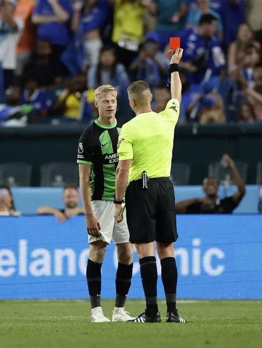 <p>Brighton bermain dengan 10 pemain pada menit ke-59. Jan Paul Van Hacke mendapat kartu kuning kedua setelah menjatuhkan Cesare Casadei. (Adam Hunger/Getty Images/AFP)</p>