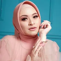 Mulai dari Kesha Ratuliu hingga Nathalie Holscher, berikut inspirasi model hijab yang cocok untuk wajah bulat. (Instagram/nathalieholscher).