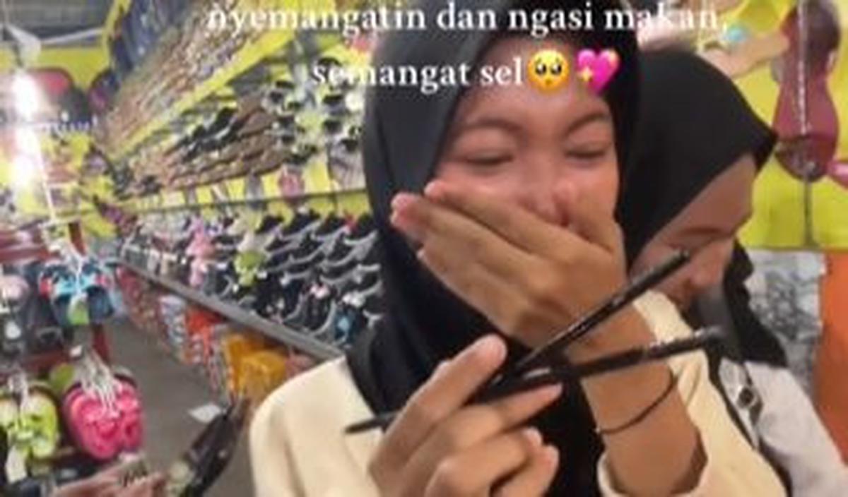 Saat didatangi teman-teman, si gadis cantik tersebut nampak tersipu. Sesekali, dia nampak tak kuasa menahan haru hingga menitikkan air mata.&nbsp;