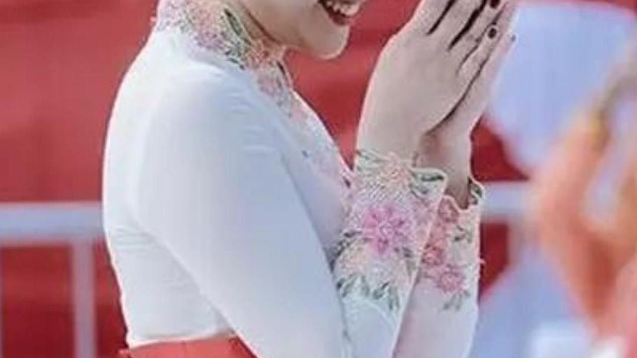 Rambut Angela disanggul modern minimalis