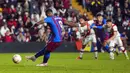 Pemain Barcelona Memphis Depay gagal mengeksekusi tendangan penalti ke gawang Rayo Vallecano pada pertandingan La Liga Spanyol di Stadion Vallecas, Madrid, Spanyol, 27 Oktober 2021. Barcelona kalah 0-1. (AP Photo/Manu Fernandez)