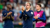 Pemain Prancis Antoine Griezmann bertepuk tangan usai melawan Tunisia pada pertandingan sepak bola Grup D Piala Dunia 2022 di Stadion Education City, Al Rayyan, Qatar, 30 November 2022. Prancis menjuarai Grup D Piala Dunia 2022 meski kalah dari Tunisia 1-0. (AP Photo/Frank Augstein)