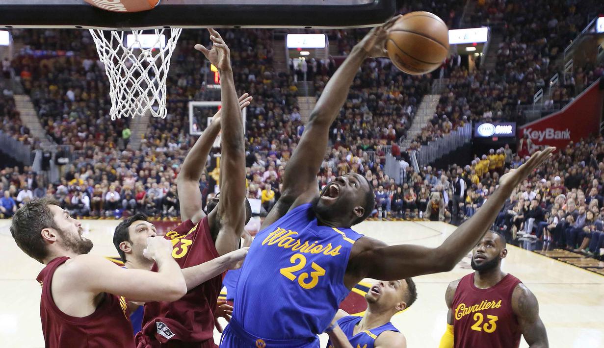 Aksi pemain Golden State Warriors, Draymond Green (23)  melewati hadangan pemain Cleveland pada laga NBA di Quicken Loans Arena, (25/12/2016). Cleveland menang 109-108. (Reuters/Brian Spurlock-USA TODAY Sports)