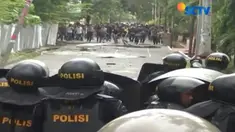 Bentrok mereda setelah polisi memukul mundur mahasiswa hingga ke dalam kampus dan menangkap seorang provokator.