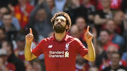 Penyerang Liverpool, Mohamed Salah, melakukan selebrasi usai mencetak gol ke gawang Brighton & Hove Albion di Stadion Anfield, Minggu (13/5/2018). Salah menjadi top scorer Premier League musim ini dengan raihan 32 gol. (AFP/Paul Ellis)