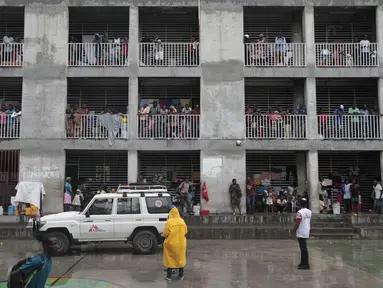 Pengungsi melihat ke halaman dalam sekolah tempat mereka berlindung akibat kekerasan geng, saat hujan akibat Badai Tropis Franklin di Port-au-Prince, Haiti, Rabu, 23 Agustus 2023. (AP Photo/ Odelyn Joseph)