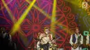 Aksi panggung Rhoma Irama saat HUT Indosiar ke-23 di Jakarta Convention Center (JCC), Kamis (11/1). Rhoma membawakan dua lagu India salah satunya berjudul Bole Chudiyan. (Liputan6.com/Helmi Fithriansyah)