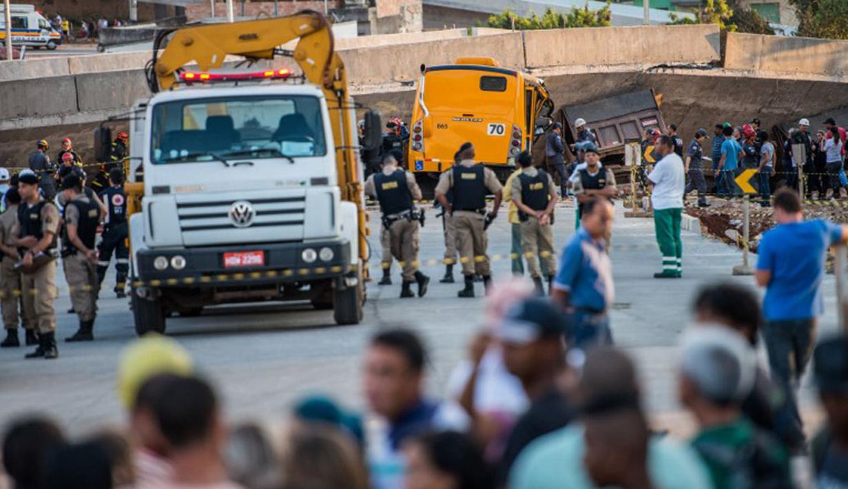 Aparat kepolisian setempat terlihat melokalisir lokasi kejadian runtuhnya jembatan layang di di Belo Horizonte, Brasil, (3/7/2014). (AFP PHOTO/Pedro Duarte)