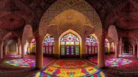 Masjid Nasir-Ol-Molk, masjid megah dengan interior yang unik dan indah. (Sumber: Wikipedia)