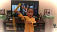 Di usianya yang baru menginjak lima tahun, Ryusei bisa meniru adegan kungfu Bruce Lee.