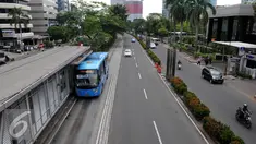 Transjakarta singgah di halte busway, Jakarta, Senin (11/7). Meski libur Idul Fitri telah usai namun beberapa ruas jalan di Jakarta masih lengang. (Liputan6.com/Helmi Afandi)