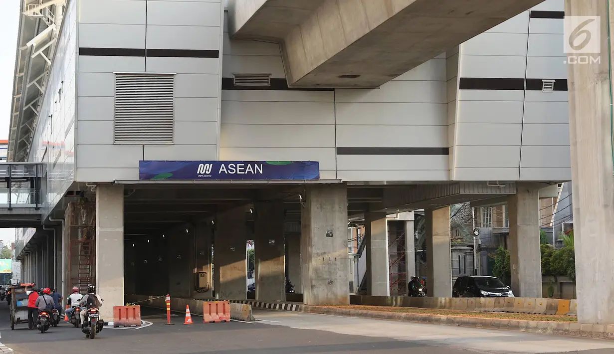 Suasana di sekitar Stasiun MRT ASEAN di Jakarta, Kamis (4/4). Pemprov DKI Jakarta menargetkan pembangunan skybridge yang menghubungkan Stasiun MRT ASEAN dengan halte transjakarta CSW di koridor 13 rampung pada Oktober 2019. (Liputan6.com/Immanuel Antonius)