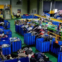 Industri fesyen juga tidak terlepas dari isu lingkungan yang disebabkan fast fashion, pakaian bekas, dan limbah industri. (ANTHONY WALLACE/AFP)
