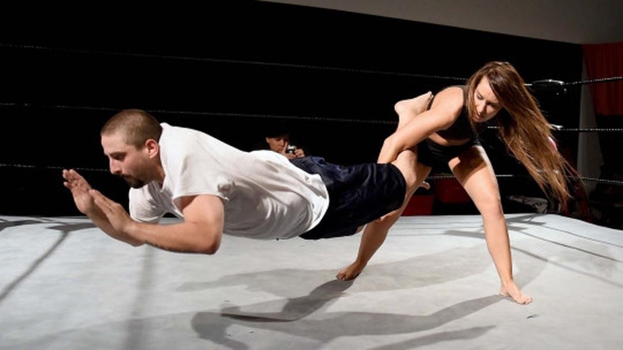 Aksi petarung seksi berlatih jelang Lingerie Fighting Championships