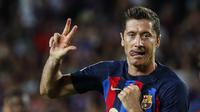 Penyerang Barcelona, Robert Lewandowski berselebrasi setelah mencetak hattrick ke gawang Viktoria Plzen pada pertandingan Grup C Liga Champions di stadion Camp Nou di Barcelona, Spanyol, Kamis (8/9/2022). Barcelona menang telak atas Viktoria Plzen 5-1. (AP Photo/Joan Monfort)