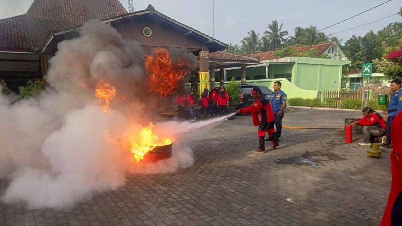 Tahukah Anda, Pencegahan Lebih Baik dari Mengobati? BPBD Bantul Gencarkan Sosialisasi Pentingnya APAR di Kantor Kecamatan dan Desa